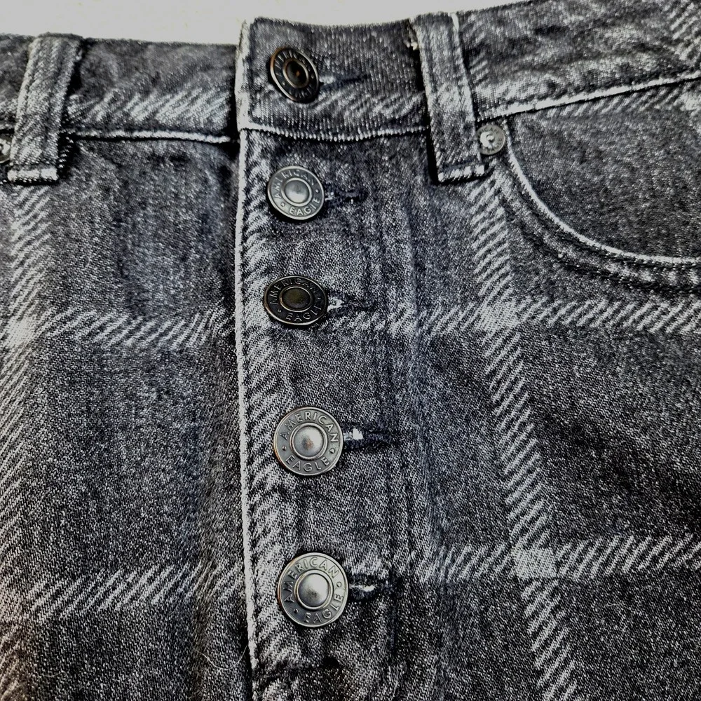 American‎ Eagle Denim Mini Skirt Womens Sz 6 Plaid Button Fly Raw Hem Black Grey